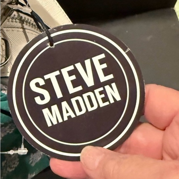 Beautiful White Steve Madden NWT handbag with strap - Picture 3 of 5